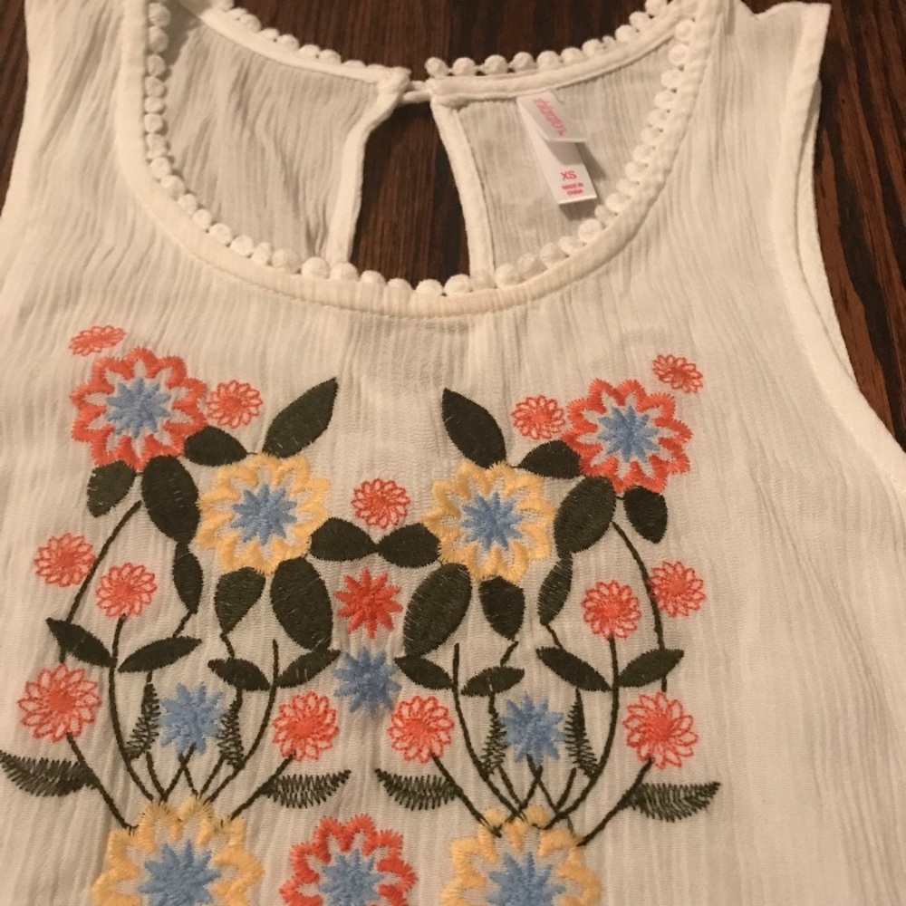 NWOT • Embroidered Drawstring Hem Top - Picture 4 of 8